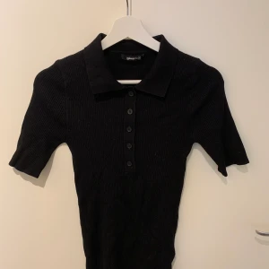 Ribbad svart t-shirt storlek M - Helt oanvänd, köpt på Gina tricot. Den är figurnära. 60kr+ frakt