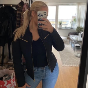 Rock and Blue jacka - Säljer nu min helt oanvända fodrade jacka från Rock and Blue, då jag aldrig fått användning för den! Fodret gör att den är mycket varmare än den ser ut, trots att den är tunn. (nypris 2499kr)