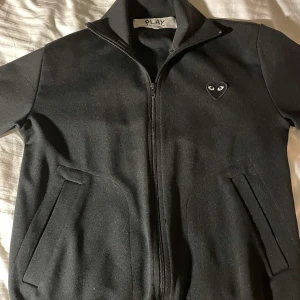 Cdg tröja  - Bra skick lite nopprig men inget annat slitage.