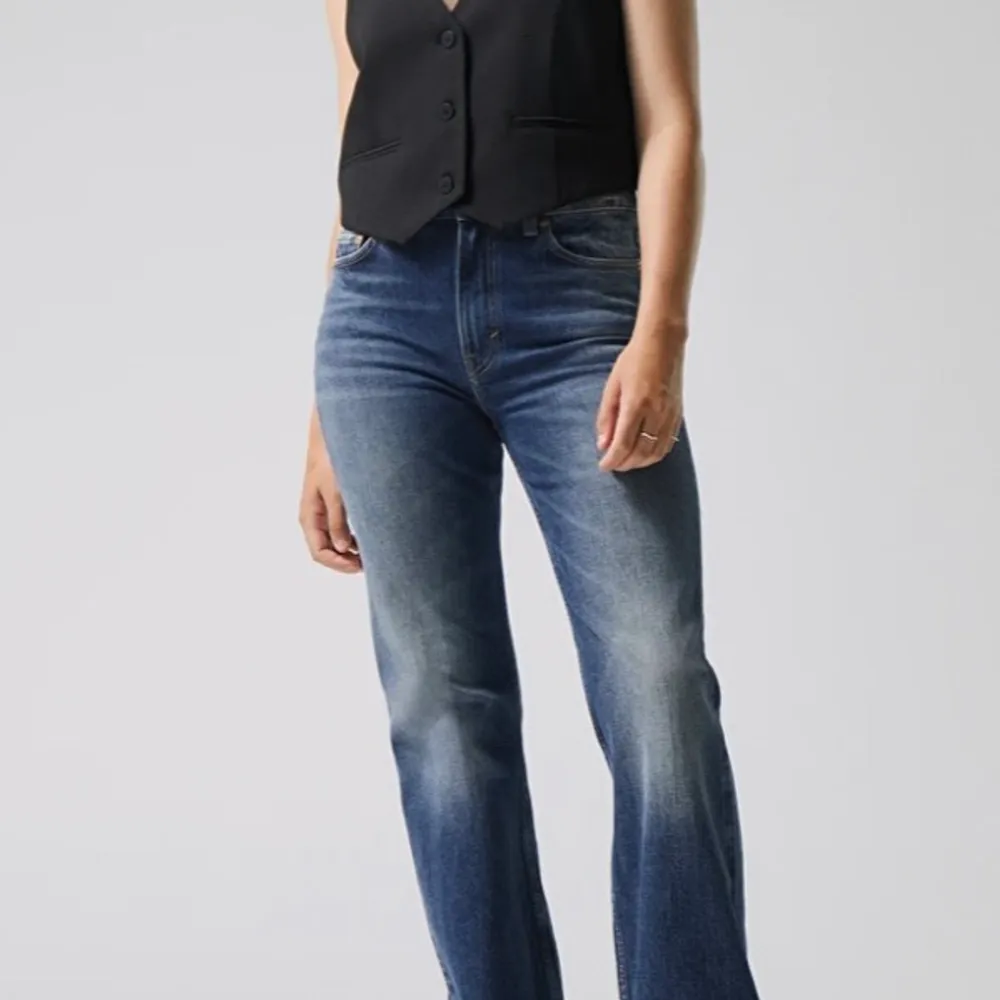 Weekday jeans i modellen glow, köpte för någon vecka sedan och endast använt 2 gånger! Köpta för 600kr😀Skriv för fler bilder💝. Jeans & Byxor.