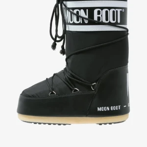 HÖGA MOONBOOTS - Säljer eller byter mina höga moonboots , dem är äkta och är köptes från zalando förra året. Är i väldigt bra skick 