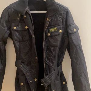 Barbour jacka dam - Fin jacka med skärp i midjan. Storlek xs. Jackan är i nyskick. Passar mig som har storlek S nu.