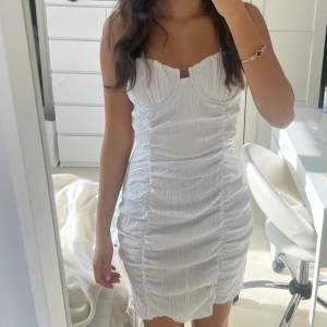 Säljer denna fina vita klänningen i storlek 36❤️