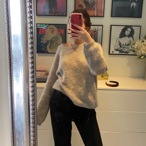 Stickad tröja  - Finstickad tröja i nyskick. Supermysig lite oversized. Jag bär vanligen S men denna tröja är M!  💕 Köpare står för frakt! 