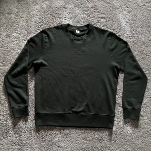 Arket tröja - Mörkgrön tröja från Arket. Aldrig andvänd och är i mycket bra skick. Meddela vid intresse!