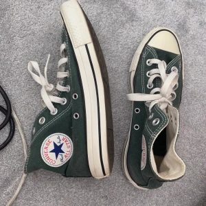 Gröna converse - Gröna converse i bra skick, strl 39,5. 💓köparen står för frakten 