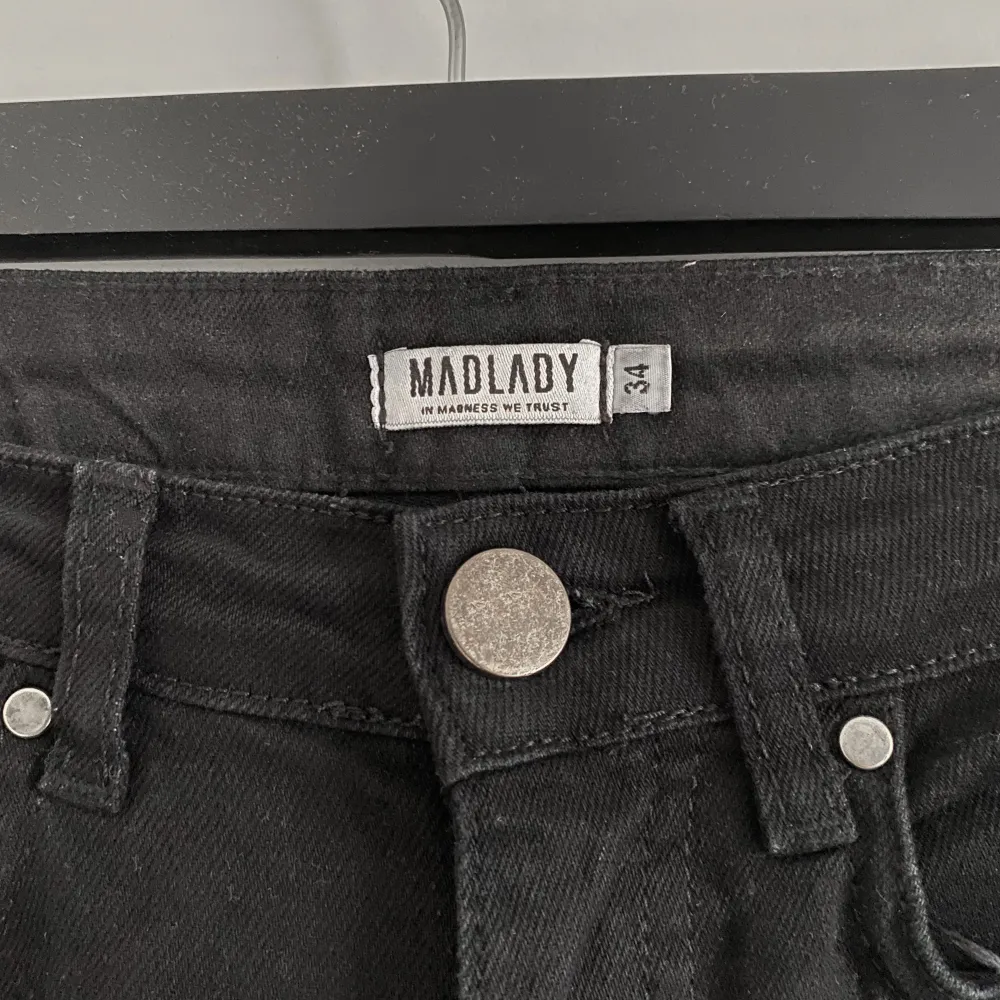 Säljer svarta Madlady ”Högmidjade Vida Jeans- Rory” då dem blivit för små för mig. Ordinarie pris: 599kr. Jeans & Byxor.