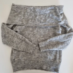 Off shoulder stickad tröja - Säljer min off shoulder tröja då den inte blir använd 😊 kommer inte ihåg om den är ifrån h&m eller gina tricot då lapparna är avklippta.  Storlek small 🥰 Använd 1-2 gånger.   Billigare frakt via köp nu knappen 😄