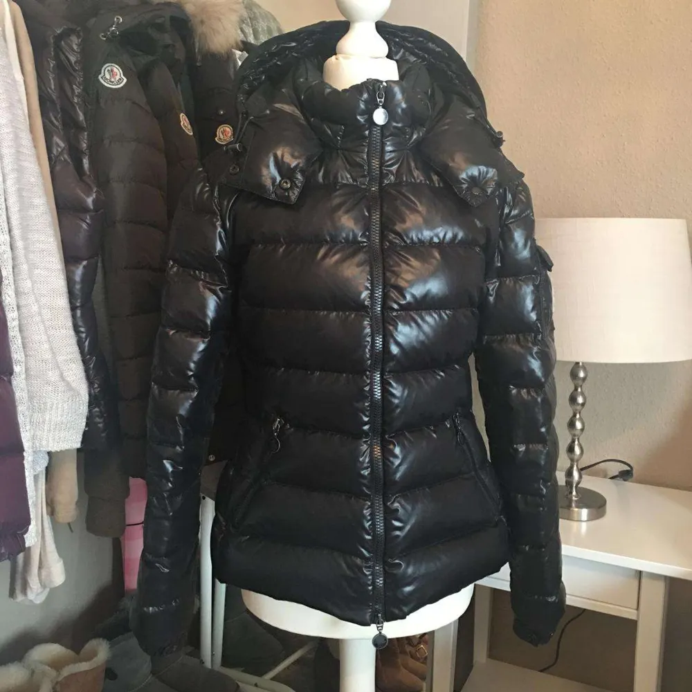 Hej! Säljer min super fina moncler bady jacka i storlek 1 den är i nyskick och helt utan defekter eller slitage hör av dig vid intresse endast serilsa köpare😊OBS.hör av dig innan du köper något. Takit.