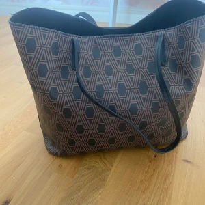 Axel väska  - Super fin väska som rymmer mycket och har långa bra axelband. Har mer väskor än nödvändigt så denna får hitta en ny användare. Använd ett antal gånger men inget fel eller revor alls