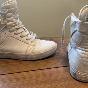 Vita sneakers  - Storlek 43