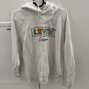 Levis - Passar perfekt, säljer för att jag inte använder den mer, orginalpris 600kr säljer för 400kr