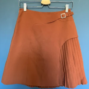 Kjol  - Riktigt pärla för den som kan bära! Kjol från Karen millen inköpt från vintage butik i New York 2019