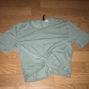 Divided - Hej! Jag säljer min lujgröna eller trukos  gröna fin tröja som är ifrån hm och är i gott skick! Storlek är i xs och hör av er vid intresse❤️❤️💕💕