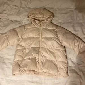 Pufferjacka  - Snygg beige pufferjacka drån HM. Inköpt 2021 men inte så mycket använd då de inte är min stil. Säljes för 300+frakt 