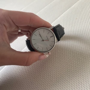 Svart klocka - Superfin svart klocka. Använd ett antal gånger men har fått ny klocka så denna får gå vidare. Fullt fungerande med bra batteri