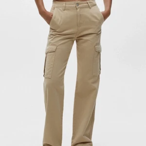 Cargobyxor - Beiga cargobyxor från pull and bear, beställda från asos. Säljer pga att de inte satt så bra på mig