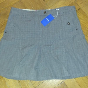 Espirit kjol  - Grå rutig espirit kjol med fickor, köpte på sellpy men har inte kommit till användning då den är förstor