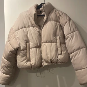 Pufferjacka - Har lite smink på kragen, de sista bilden. 