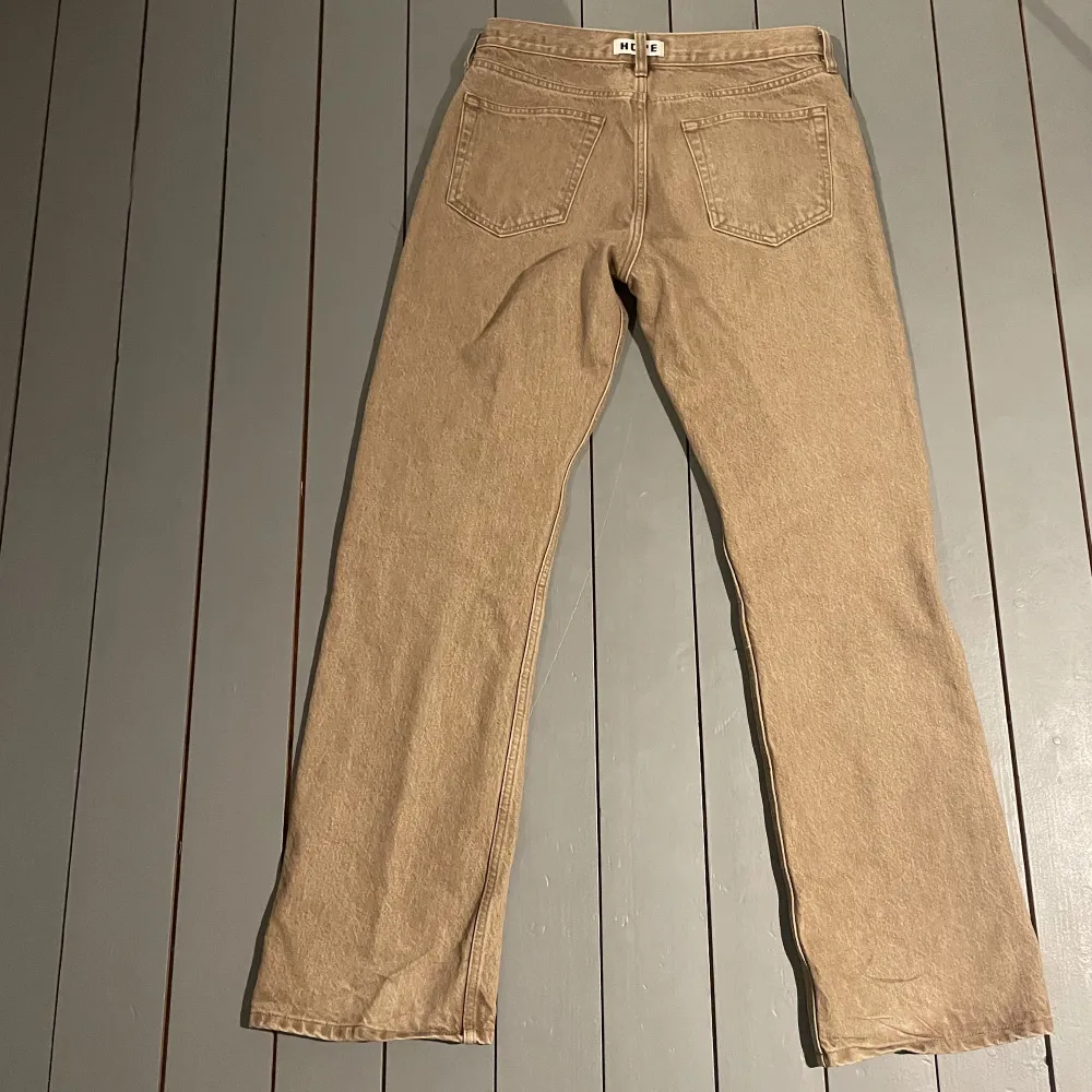 Säljer ett par sjukt snygga jeans från Hope. Använda ett fåtal gånger!   Nypris 1600kr . Jeans & Byxor.
