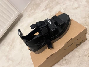Dr.Martens svarta sandaler  - Sandalerna är oanvänd och har storlek 38. Oanvänd och köpt dessa från Asos. Är lite stora för mig, tänker därför sälja dem. 