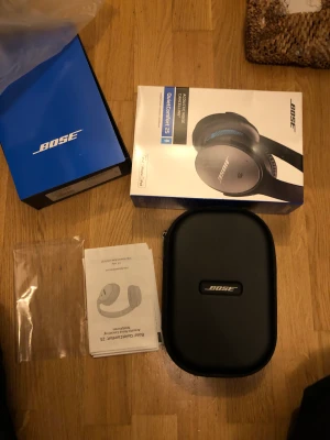 Hörlurar - Här har jag dessa hörlurar med aktiv brusreducering. Hörlurarna har mikrofon och även svars- och volymkontroll. Helt nya, aldrig använda. Med det sagt, funkar utmärkt. Annan information  -Kabelanslutna, löstagbar kabel -Heltäckande  -35 timmars batteriti