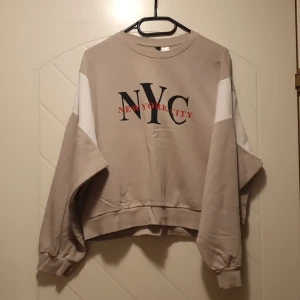 H&M New York City tröja  - Oversize tröja från H&M. Djur- och rökfritt hem. Använd ett fåtal gånger och i gott skick. 