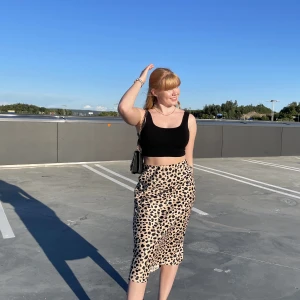 Leopardkjol från Ginatricot  - Jättefin leopardkjol från Gina som är i stl 38. Den har bara använts några gånger så den är i mycket bra skick!