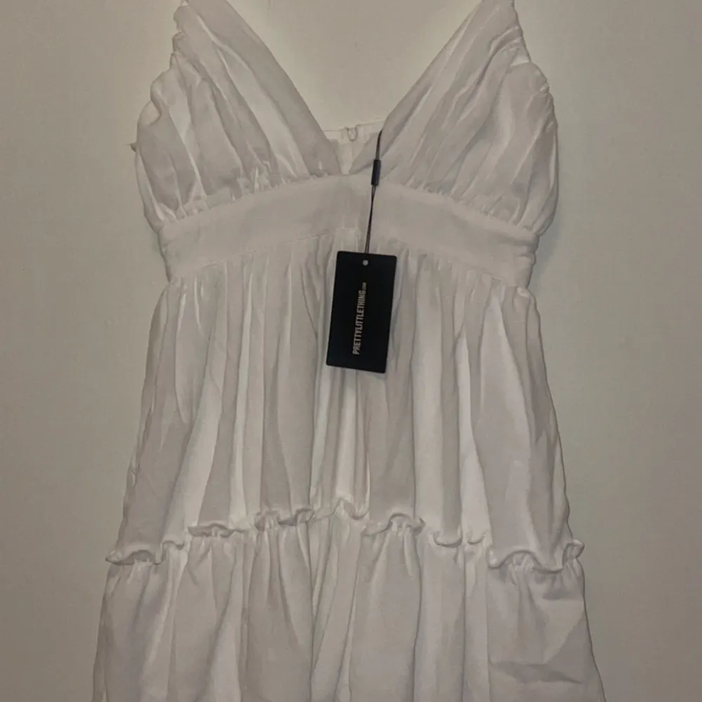 Köpt denna klänning i somras men aldrig använt då den var för liten, köpt för 500 sammanlagt, säljer för 300. Klänningar.