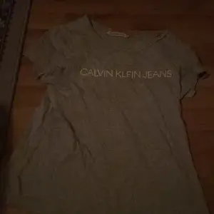En jätte fin Calvin Klein tröja i strl S💗 andvänd ganska mycket men inga defekter eller något sådant💗 köpt för 399 och säljer för 99🫶🏼den passar xs och xxs💗