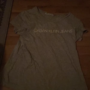 Calvin Klein tröja💗 - En jätte fin Calvin Klein tröja i strl S💗 andvänd ganska mycket men inga defekter eller något sådant💗 köpt för 399 och säljer för 99🫶🏼den passar xs och xxs💗