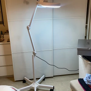 Lupplampa  - Lampa med förstoring för bruk vid skönhets releaterat eller salong/klinik osv. Lampan är i perfekt skick och säljs endast för att den inte kom till användning för mig. Nypris ca 1000kr