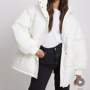 Köpte en vit jacka från NA-KD som aldrig använts för 899. Jackan var tyvärr väldigt väldigt stor (oversize) så valt att sälja istället. Tror den skulle passat längre människor, pris går att diskutera!