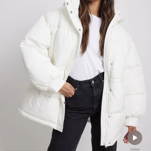 Vit jacka från nakd - Köpte en vit jacka från NA-KD som aldrig använts för 899. Jackan var tyvärr väldigt väldigt stor (oversize) så valt att sälja istället. Tror den skulle passat längre människor, pris går att diskutera!