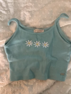 PULL&BEAR linne med broderi - Blått linne, strl S men skulle säga passar mer som en XS. Använd fåtal gånger men mycket gott skick. Broderade blommor 🫶läs bio för mer info, köpt för 129kr mitt pris: 55kr