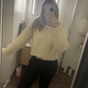 Zara kofta - Superfin kofta från Zara som är använd få gånger 💕Färgen är ljusgul