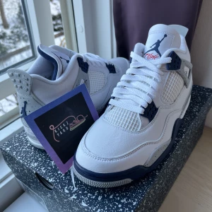 Air Jordan 4 Retro ”Midnight Navy” - Air Jordan 4 Retro ”Midnight Navy”  Storlek: 43  Pris: 3799kr  kvitto och refs finns🤍 Finns i göteborg/frakt.  insta: @kickzyard