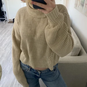 Beige stickad tröja  - Knappt använd, beige stickad tröja Från Nakd  Storlek S (Frakt tillkommer) 