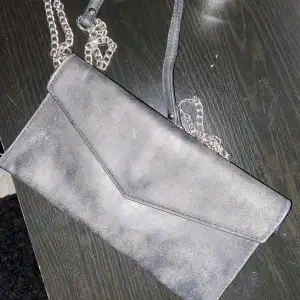 En fin handväska,grå svart med fint band. Använd fåtal gånger Fraktare står för frakten😊