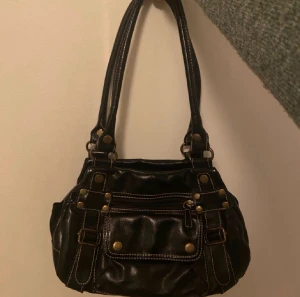 Axelväska - Intressekoll för denna snygga vintage axelväska med guld detaljer. Köpte den här på plick men den har tyvärr inte kommit till användning, hör av er vid intresse🥰