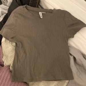 Topp - Hej. Säljer denna top från hm. Aldrig använt. Köpt för länge sen. 💞