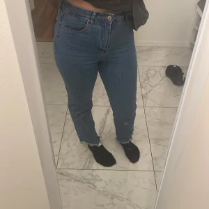 Jeans  - Mörkblåa jeans, highwaist, tajta jeans, sitter bra. Sköna. Storlek M 170/70B Märke Shein. Bra kvalite. 