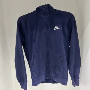 Blå Nike tröja - En Nike tröja som blivit för lite. Har knappt hunnit använda tröja så den är i bra skick. 
