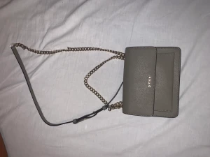 Dkny väska  - Dkny väska oanvänd och köpt för många år sedan för 2500kr