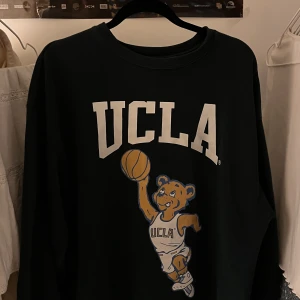 Sweatshirt-UCLA strl L h&m - Sweatshirt H&M, sparsamt använd- strl L men lika stor som en XL. Jättebekväm och söt men inte min stil längre så kommer ej till användning</333