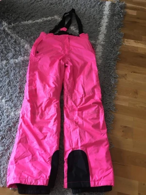 Överdragsbyxor 158/164 använd ett fåtal 90 kr - Överdragsbyxor 158/164 använd ett fåtal 90 kr