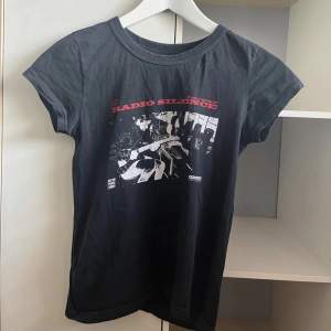 Populär brandy Melville t-shirt med tryck💕 storlek one size, aldrig använd 199kr + frakt 