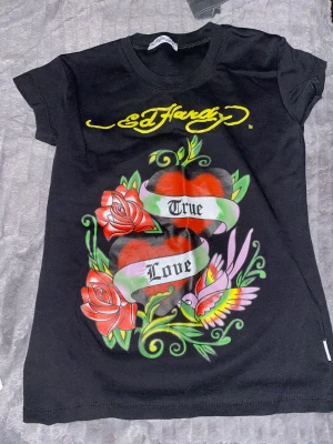 Ed Hardy t-shirt - Är osäker på om de äkta elelr inte men pris går att ändras. Vill bara få bort dessa tröjor. 