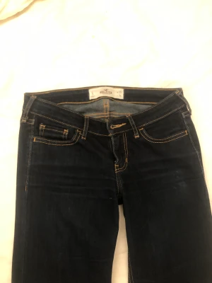 Lågmidjade jeans - ⚠️PRISET ÄR 125kr ⚠️Lågmidjade mörkblå jeans från hollister. (Inte skinny jeans) Ärvde av min syster men jag har aldrig använt dem eftersom dem är för korta. Dem är lite tajtare där uppe och lite lösare där nere men är inte flaire.