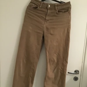 Bruna jeans  - Frakt: 63kr  Har två små ”bubblor” men går säkert att få bort enkelt (se bild 1) Nypris: 349kr